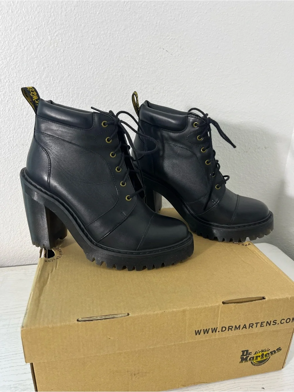 NEW Dr. Martens Areril Leather Heeled Ankle Black Boots Lace Up Size 7
